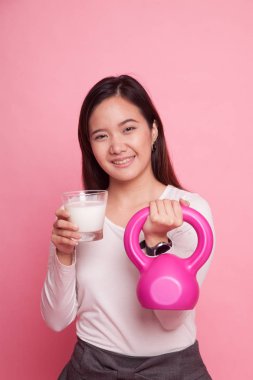 Bir bardak süt ve halter içme sağlıklı Asyalı kadın.