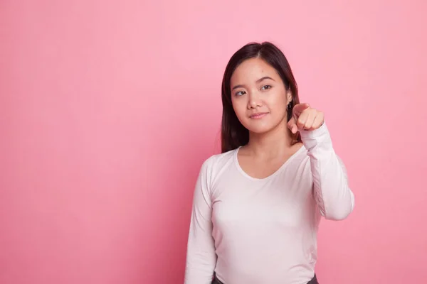 Asiatisk kvinna att trycka på skärmen med fingret. — Stockfoto