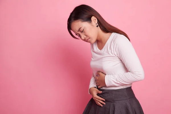 Jeune femme asiatique a mal à l'estomac . — Photo