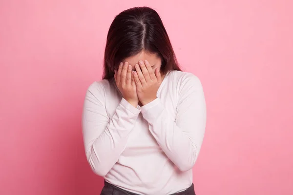 Triste giovane donna asiatica piangere con palma a faccia. — Foto Stock