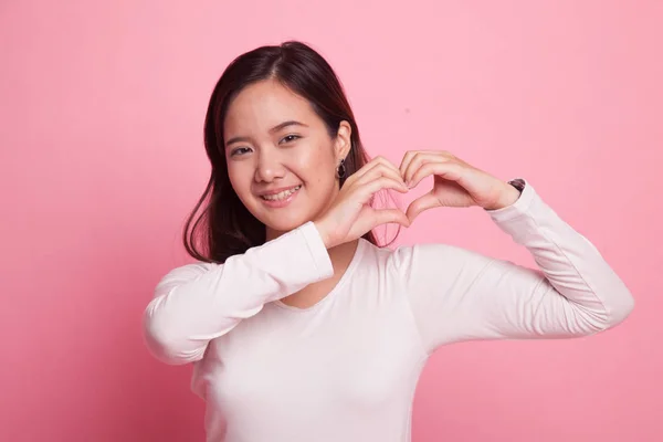 Fiatal ázsiai nő Térkép szív kéz jel. — Stock Fotó