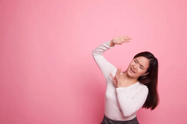 Excitada jovem mulher asiática olhar para cima . — Fotografia de Stock