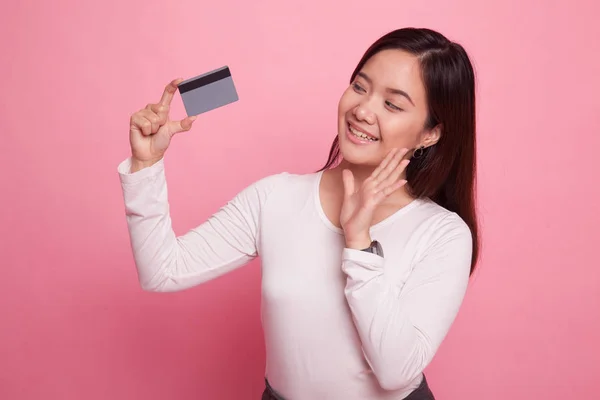 Joven mujer asiática feliz con tarjeta en blanco . —  Fotos de Stock