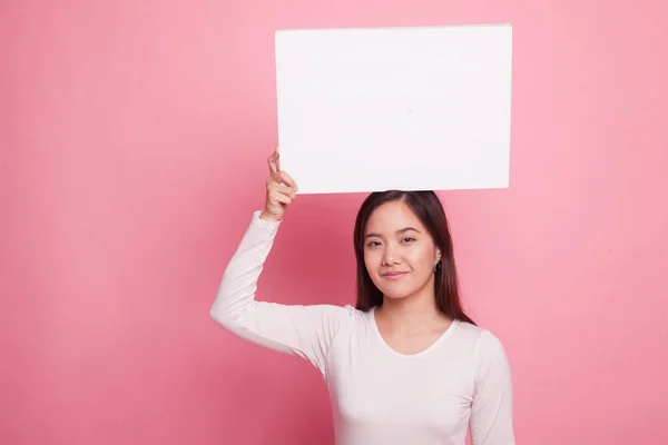 白い空白記号を持つ若いアジア女性. — ストック写真