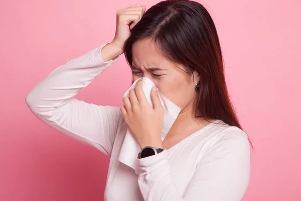 Jeune femme asiatique est tombé malade et la grippe . — Photo