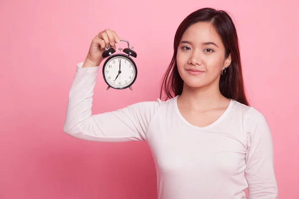 Jong aziatisch vrouw met een klok. — Stockfoto