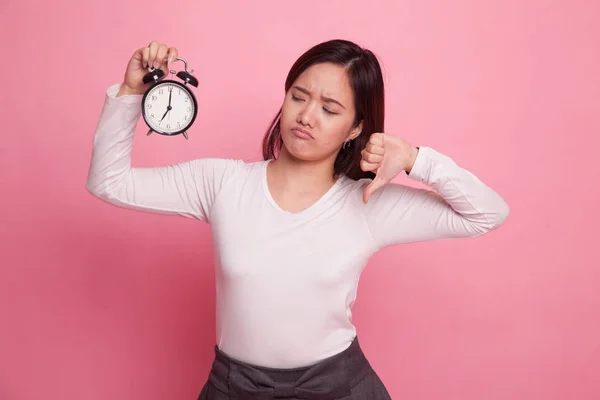 Mladá asijská žena palec dolů s hodinami. — Stock fotografie