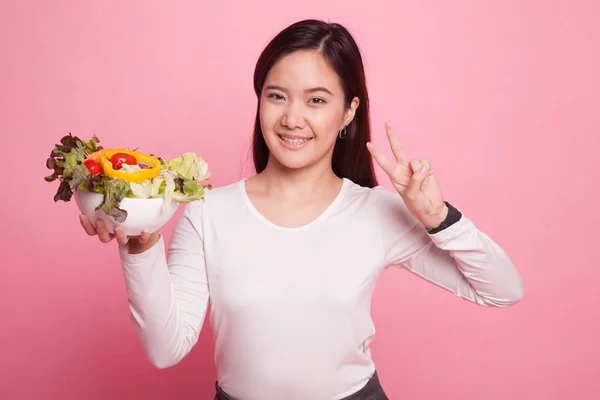 Femme asiatique saine montrent signe de victoire avec salade . — Photo