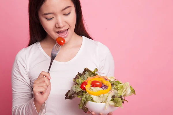 健康的亚裔女子和沙拉. — 图库照片