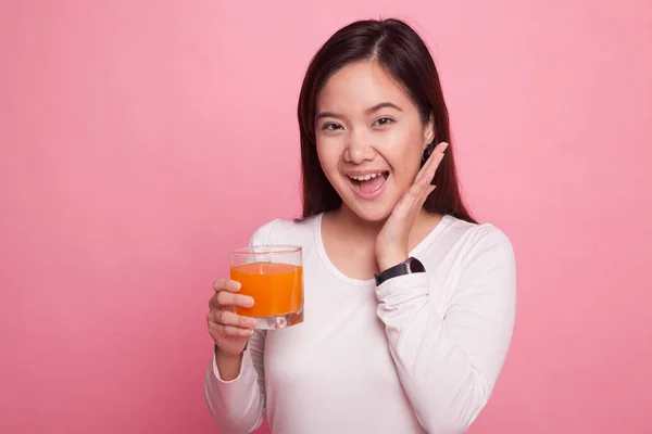 Jovem mulher asiática feliz beber suco de laranja . — Fotografia de Stock