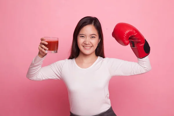 Joven mujer asiática con jugo de tomate y guante de boxeo . —  Fotos de Stock