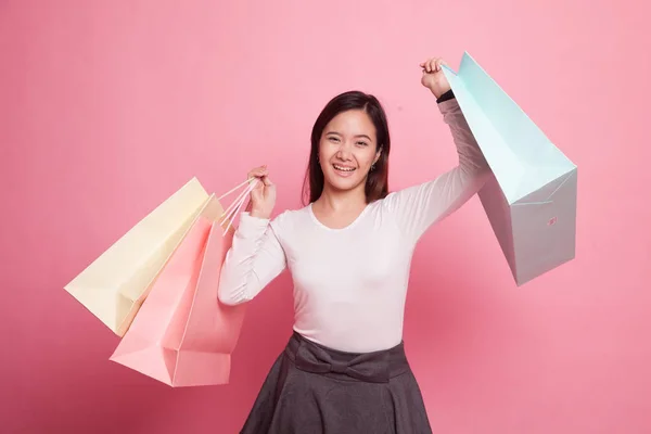 Jonge Aziatische vrouw tevreden boodschappentas. — Stockfoto