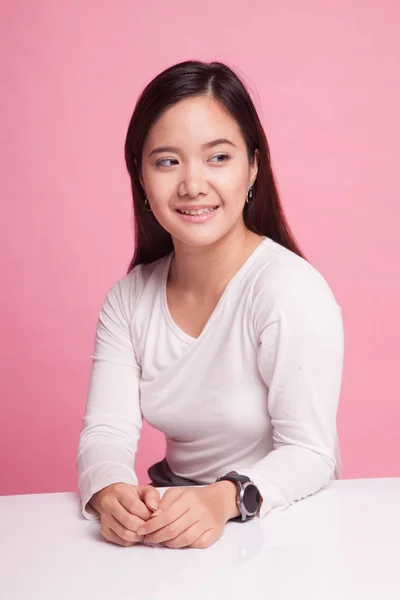 美丽年轻的亚洲女人微笑 — 图库照片