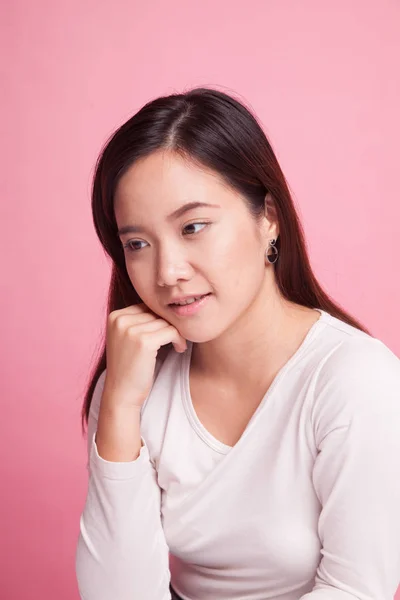 Krásná mladá asijská žena s úsměvem — Stock fotografie