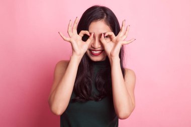 Asyalı kadın yapmak komik Çift Ok işareti olarak gözlük.