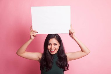 Beyaz boş işareti ile genç Asyalı kadın.