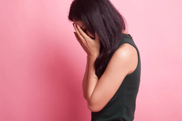 Triste joven asiática llorando con la palma de la mano. —  Fotos de Stock