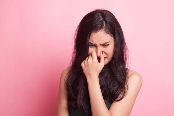 Giovane donna asiatica tenendo il naso a causa di un cattivo odore . — Foto Stock