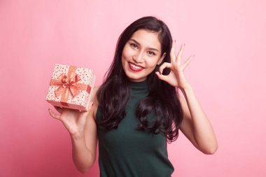 Genç Asyalı kadın gösterisi Tamam bir hediye kutusu ile.