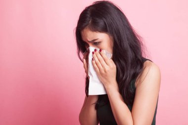 Genç Asyalı kadın hasta ve grip var.