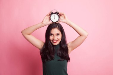 Genç Asyalı kadın gülümseme ile bir saat.