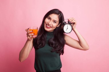 Asyalı kadın saati içki portakal suyu ile.