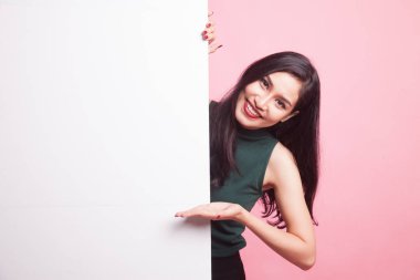 Palm el genç Asyalı kadın mevcut boş işaretiyle.