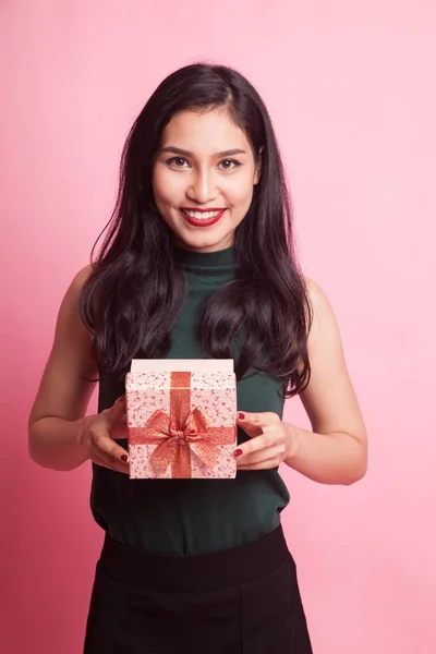 선물 상자와 함께 젊은 아시아 여자. — 스톡 사진