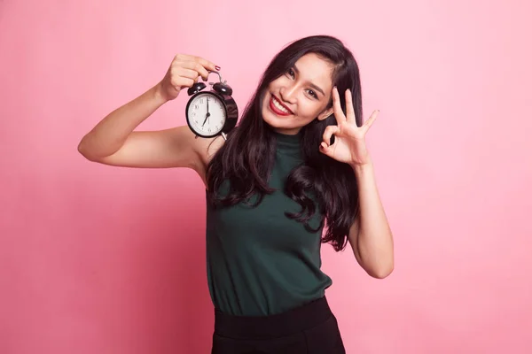 Joven asiática show OK con un reloj . —  Fotos de Stock