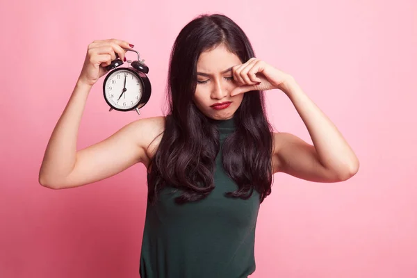 Sonolento jovem mulher asiática com um relógio de manhã . — Fotografia de Stock