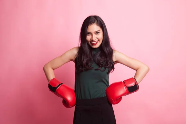 Mladá asijská žena s červeným Boxerské rukavice. — Stock fotografie