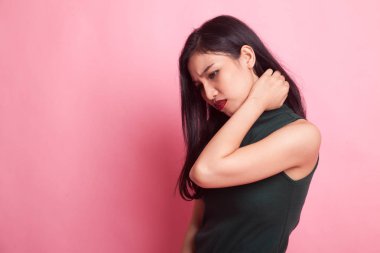 Genç Asyalı kadın boyun ağrısı var.
