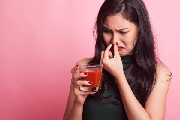 Jovem mulher asiática odeia suco de tomate . — Fotografia de Stock