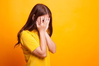 Üzgün genç Asyalı kadın avuç içi ağlar.