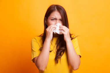 Genç Asyalı kadın hasta ve grip var.