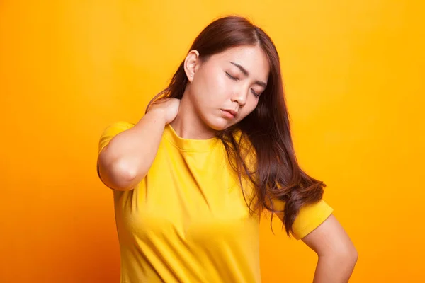 Young Asian woman got neck pain. — Stock Photo, Image