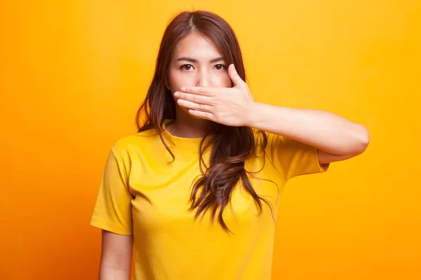 Young Asian woman close her mouth with hand. — Stock Photo, Image