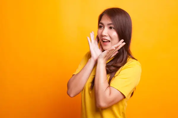 若いアジア女性は驚いて、笑顔. — ストック写真