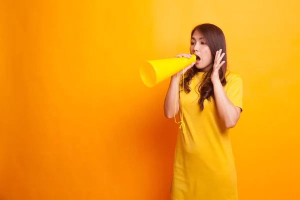 Mooie jonge Aziatische vrouw kondigen met megafoon. — Stockfoto