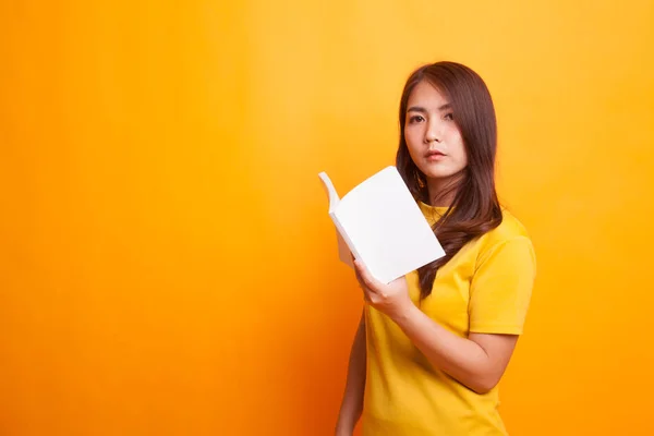 Ung asiatisk kvinna med en bok. — Stockfoto