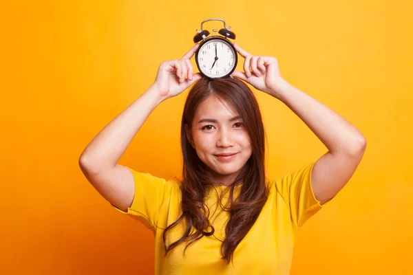 Joven asiática sonrisa con un reloj en vestido amarillo —  Fotos de Stock