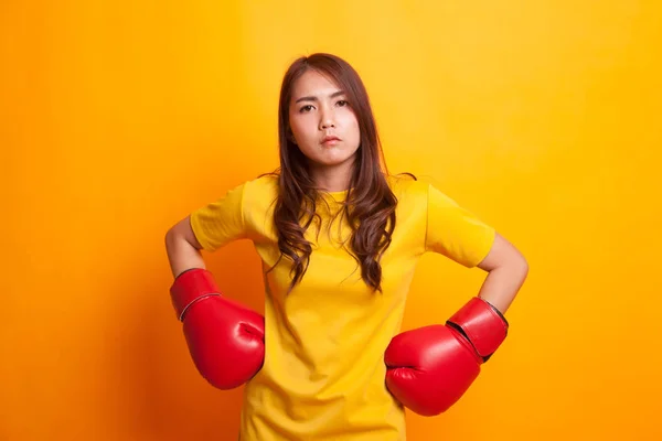 Mujer asiática joven con guantes de boxeo rojos en vestido amarillo —  Fotos de Stock