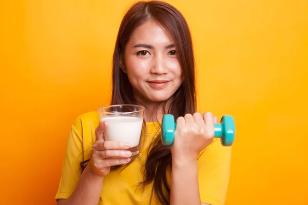 Zdravé Asijské žena vypila sklenici mléka a činka v yel — Stock fotografie