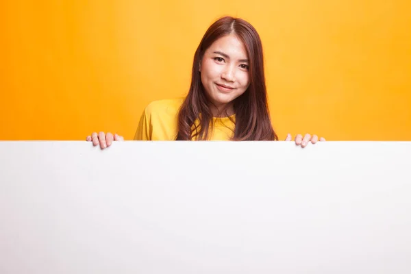 黄色のドレスで空白記号を持つ若いアジア女性 — ストック写真