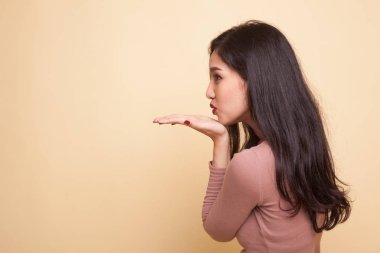 Güzel genç Asyalı kadın bir öpücük darbe.