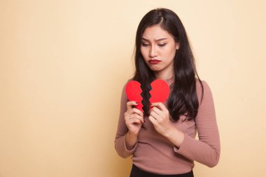 Güzel genç Asyalı kadın ile kırık kalp.