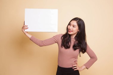 Beyaz boş işareti ile genç Asyalı kadın.