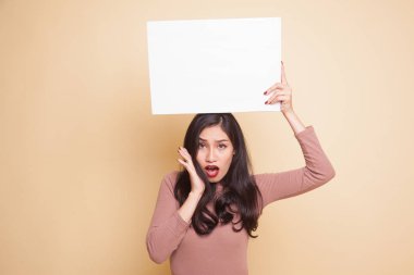 Genç Asyalı kadın sürpriz beyaz boş işareti ile.