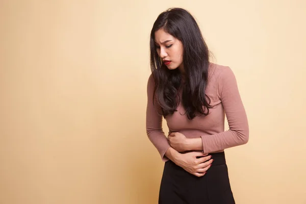 Fiatal ázsiai nő van stomachache. — Stock Fotó