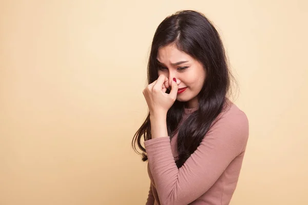 Giovane donna asiatica tenendo il naso a causa di un cattivo odore . — Foto Stock